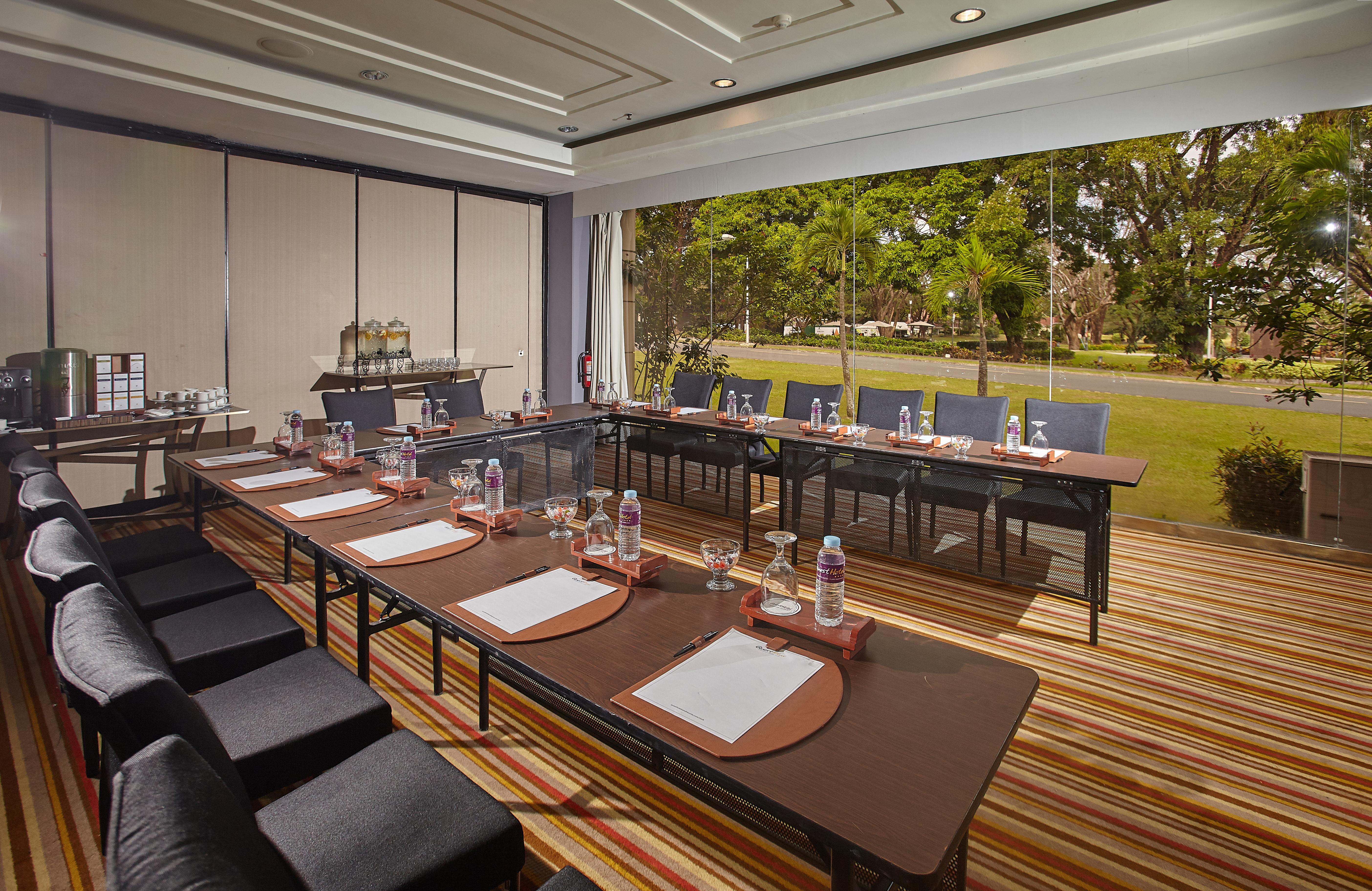 Quest Plus Conference Center, Clark Clark Field Экстерьер фото