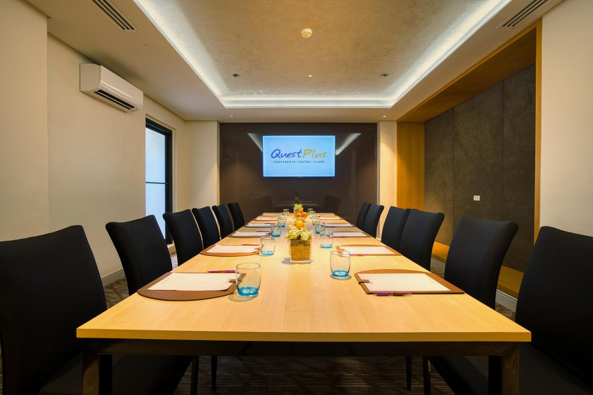 Quest Plus Conference Center, Clark Clark Field Экстерьер фото